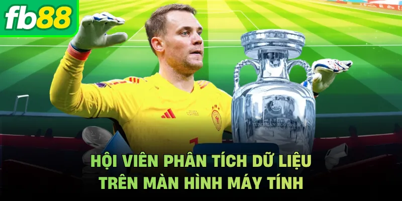 Hội viên phân tích dữ liệu trên màn hình máy tính
