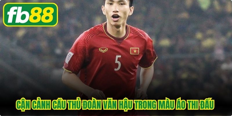 Cận cảnh cầu thủ Đoàn Văn Hậu trong màu áo thi đấu của đội tuyển quốc gia