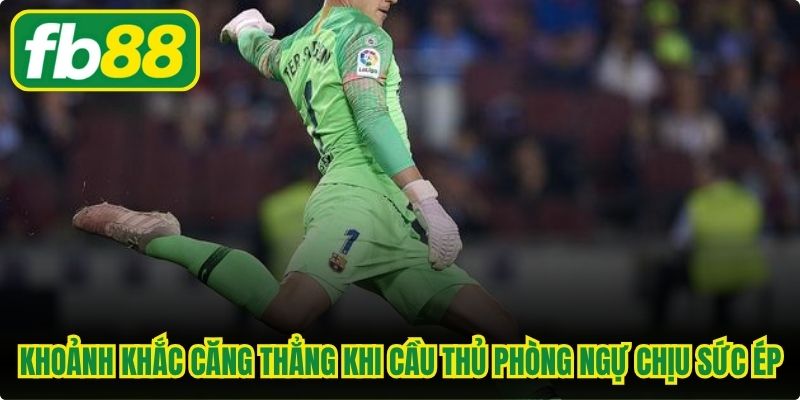  Khoảnh khắc căng thẳng khi cầu thủ phòng ngự chịu sức ép lớn từ đối phương