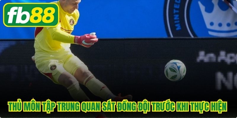 Thủ môn tập trung quan sát đồng đội trước khi thực hiện pha phát bóng lên