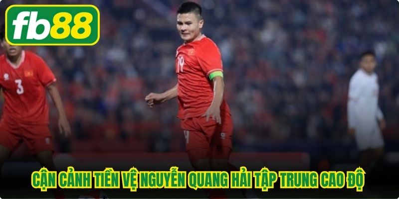 Cận cảnh tiền vệ Nguyễn Quang Hải tập trung cao độ trong buổi tập luyện