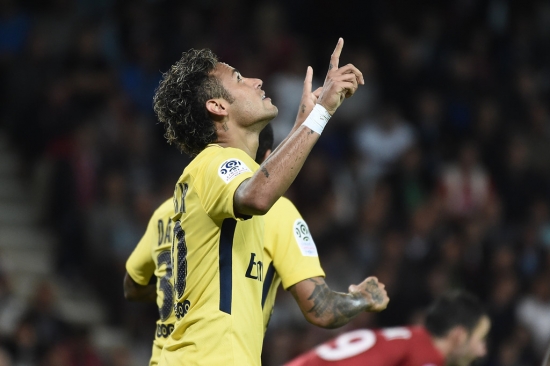 Neymar ghi bàn, kiến tạo trong suốt trận ra mắt PSG