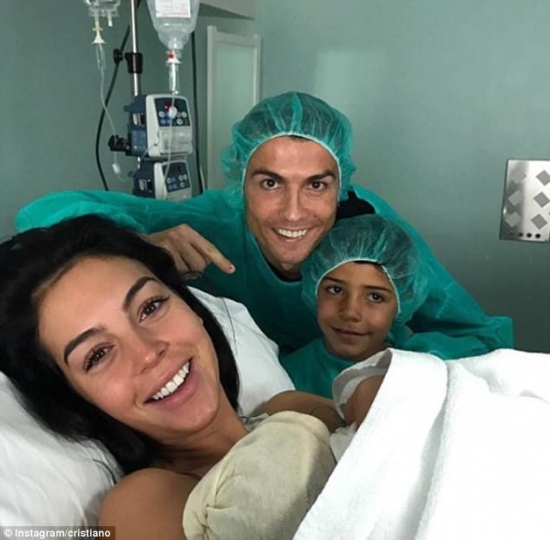 Georgina đâm sớm, Ronaldo chào đón cô công chúa Alana Martina