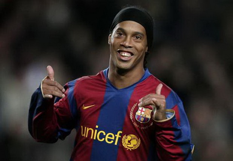 Cuu sao Ronaldinho den Barcelona vi tinh ban voi Sandro Rosell.
